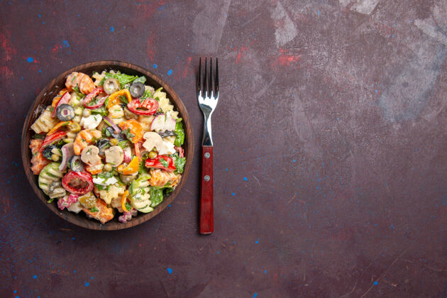 番茄顶视图美味蔬菜沙拉 番茄 橄榄和蘑菇 深色背景 健康饮食沙拉 蔬菜午餐小吃橄榄炊具午餐