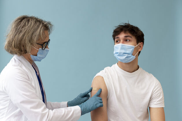 医生戴口罩的中枪男子正在接种疫苗医疗病人男人
