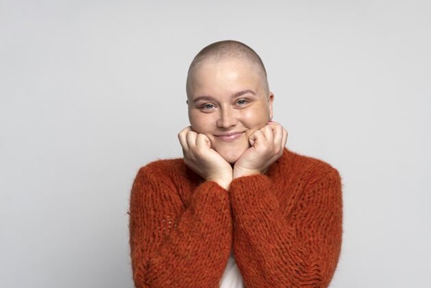 健康笑脸坚强的女人对抗乳腺癌支持疾病疾病