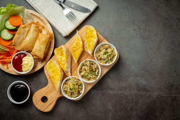 午餐烤蛤蜊配大蒜和黄油 配大蒜面包 背景颜色为深色面包酱汁烘焙