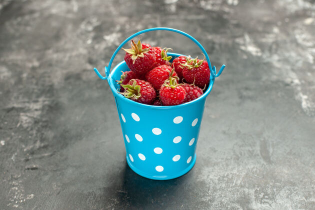 甜点正面图新鲜的红色覆盆子在小篮子里的灰色水果色蔓越莓野生照片浆果食物浆果草莓