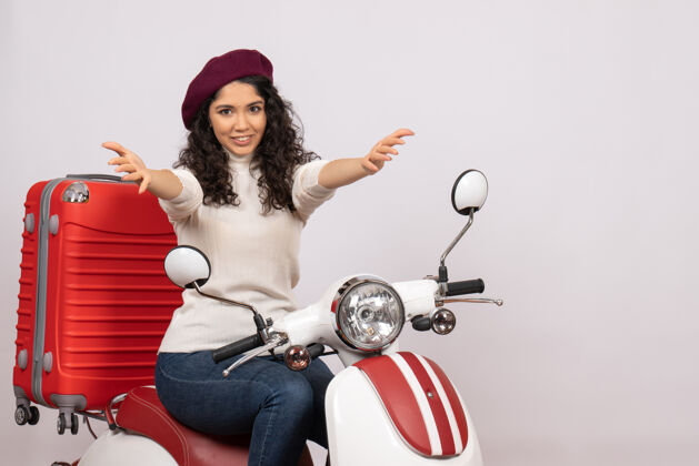 摩托车正面图年轻女子骑在白色背景的自行车上城市女子车速摩托车道路颜色度假自行车城市球员