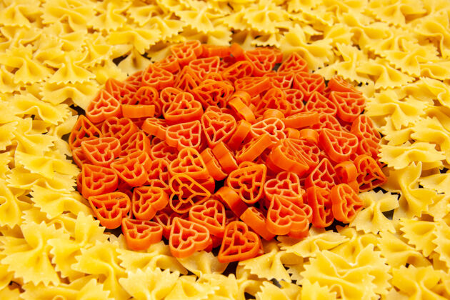 面前视图小生面团上深色食物的彩色照片许多意大利面团面团胡萝卜意大利菜蔬菜