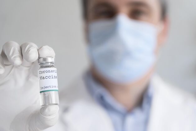 安全拿着疫苗瓶的男医生解毒剂防护男性