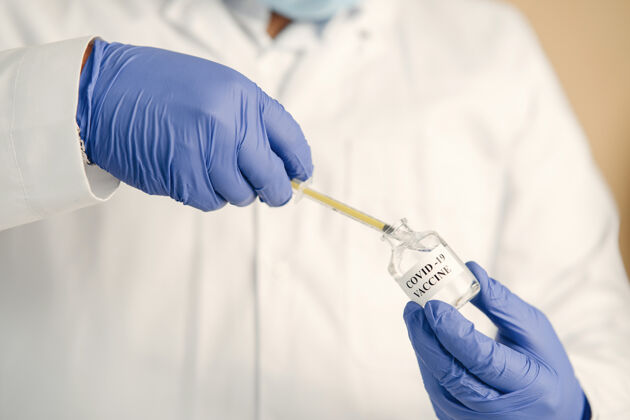 实验室医生用注射器从安瓿里拿疫苗 防疫手套卫生诊所