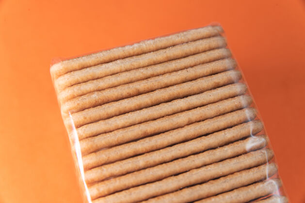 生动橘子桌上的盐饼干脆产品膳食纤维