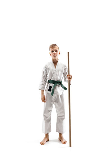 防御少年男孩与木剑战斗合气道训练在武术学校日本人手橡树