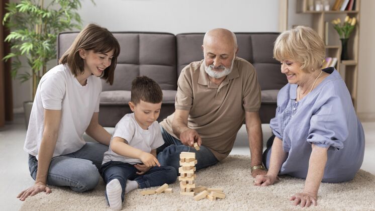 退休全拍快乐家庭在地板上玩游戏孙子老人祖父
