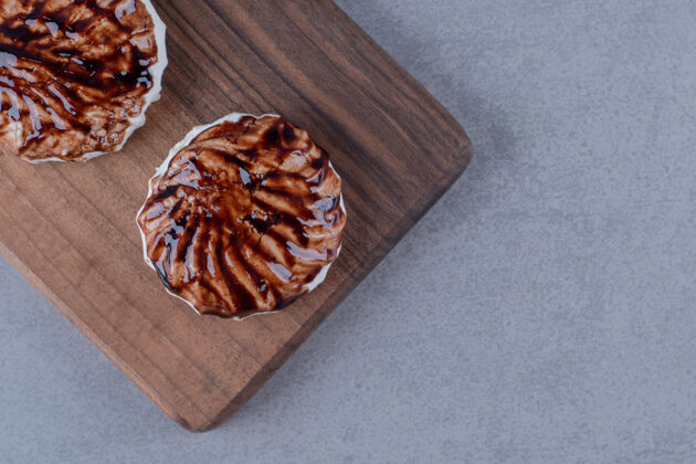咬木板上新鲜自制饼干的俯视图糖烘焙食品美味