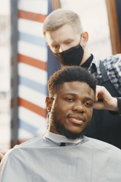 年轻人年轻的非洲裔美国人来理发店护理头发理发师