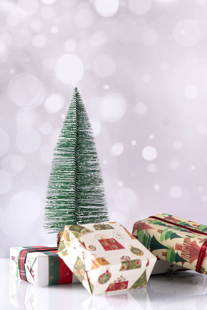 节日垂直拍摄的圣诞礼品盒和小树上博凯圣诞传统礼物