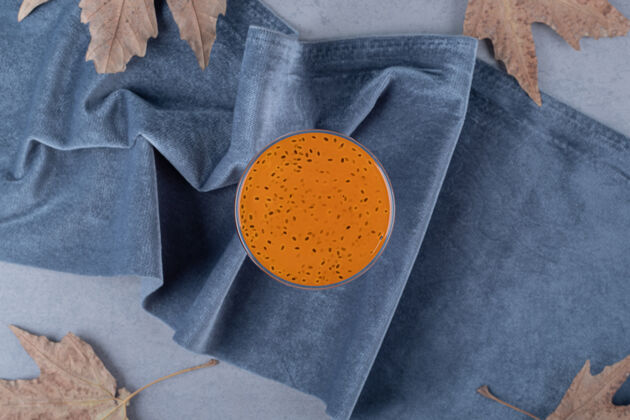 夏天新鲜的自制橘子汁在灰色的表面柑橘新鲜柚子汁