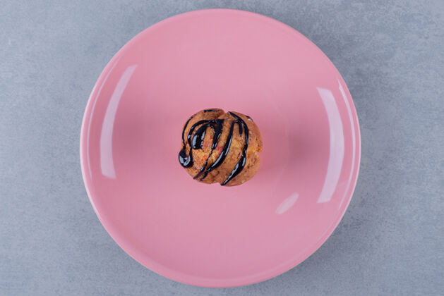 粉末粉红色盘子上新鲜甜松饼的特写镜头发髻石榴纸