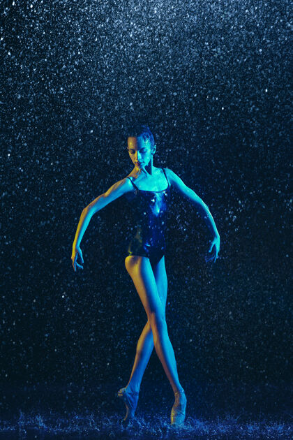 平衡两个年轻的女芭蕾舞演员在水滴下表演体操舞蹈