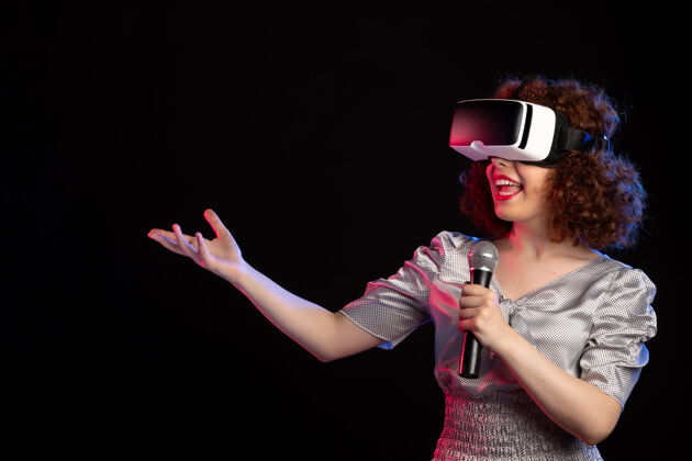 肖像年轻女性戴着带麦克风的虚拟现实耳机游戏科技音乐d虚拟麦克风女性