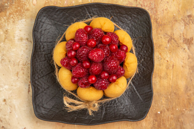 美味混合色背景上的水果礼品蛋糕俯视图多汁健康新鲜