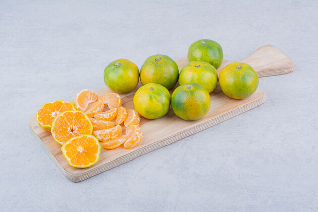 美味白色的酸橘子全木砧板板子切的新鲜