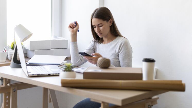 办公桌中等身材的女人在工作职业企业家笔记本电脑