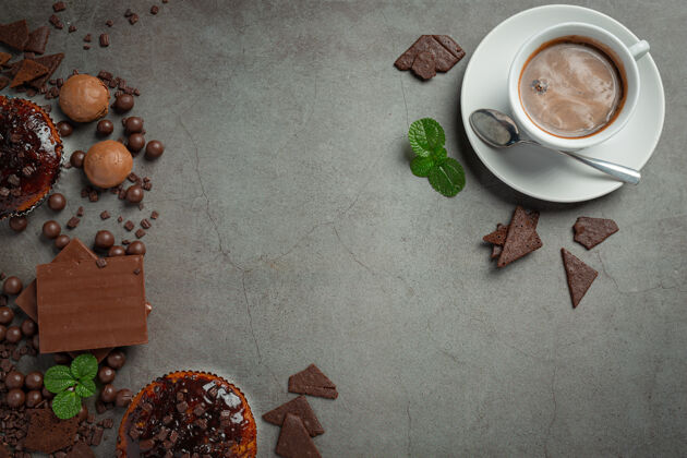 礼品黑巧克力世界巧克力日概念流淌釉料霜冻