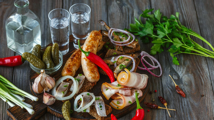 伏特加伏特加和传统小吃在木墙上桌子小吃肉