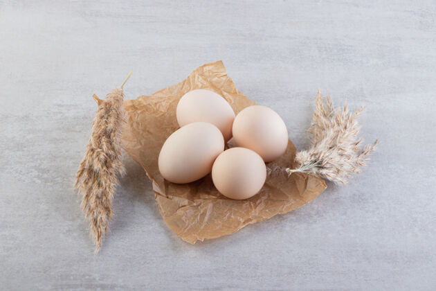 蛋清把新鲜的生鸡蛋放在石头上新鲜鸡肉食物