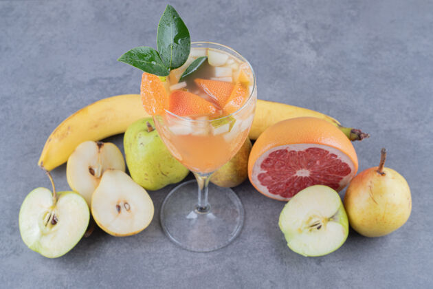 水果混合果汁鸡尾酒和时令水果的特写照片玻璃杯五梨