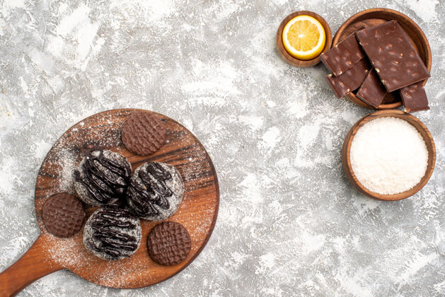 糖俯视美味的巧克力球蛋糕饼干在白色的表面银行金融饼干