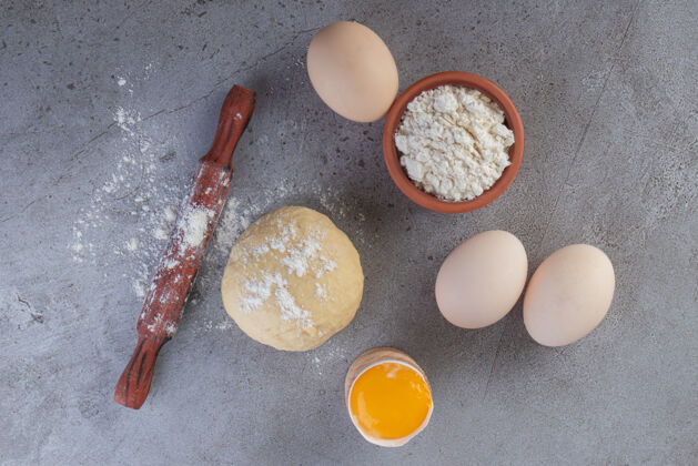 蛋清把新鲜的生鸡蛋放在石头上未经料理的食物新鲜