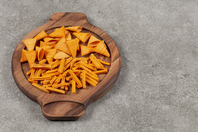 美味不同形状的木片在木板上午餐玉米薯条