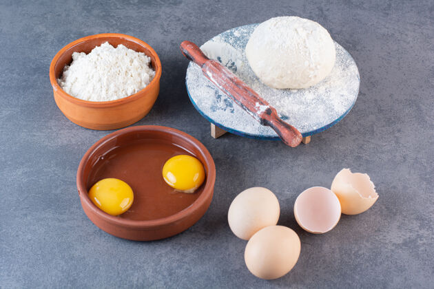 鸡新鲜生鸡蛋和面粉放在石桌上白健