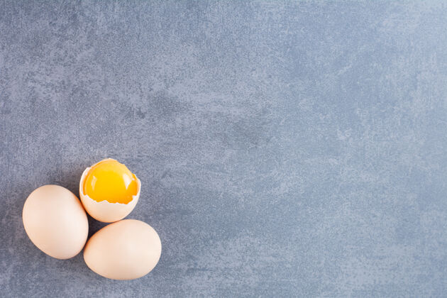 早餐全碎的生鸡蛋放在石桌上有机家禽复制空间
