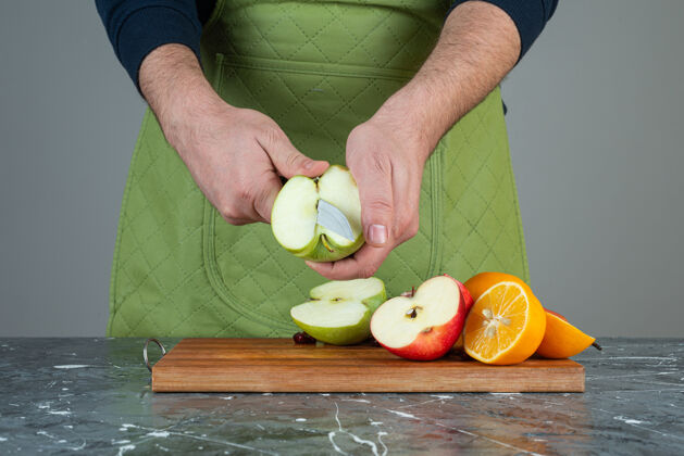 各种男手切青苹果放在桌上的木板上手套厨师男