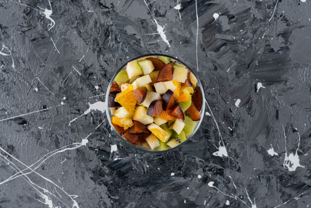 切片玻璃碗新鲜水果沙拉在大理石表面水果异国情调美味