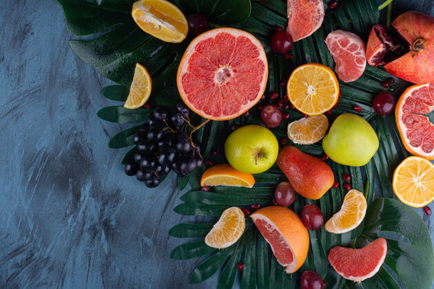 美味一堆新鲜多汁的水果放在大理石桌上水果顶视图柠檬