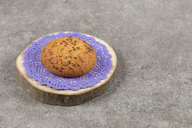 件刚出炉的饼干放在木板上香草零件燕麦