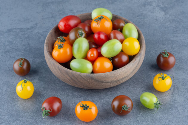 美味一堆五颜六色的西红柿放在木碗里天然食品营养
