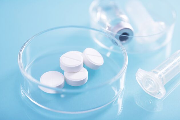 健康在实验室的玻璃皿里拍摄白色药丸的特写镜头医学实验室科学