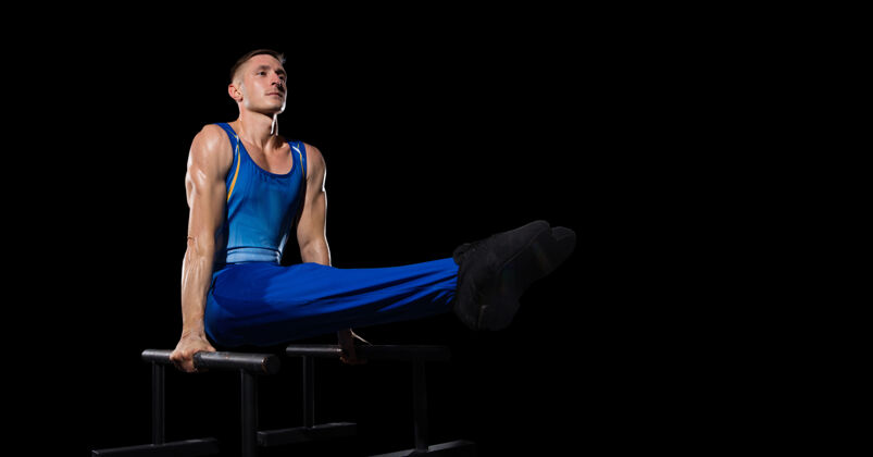 自信有经验肌肉发达的男体操运动员在健身房训练 灵活活跃健身房挑战运动