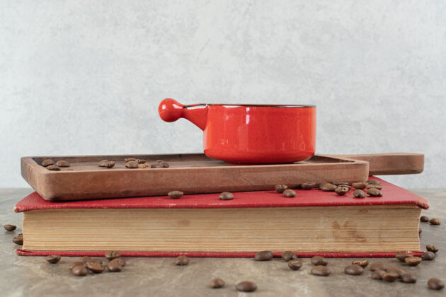 咖啡在木板上放咖啡豆和书马克杯美味配料