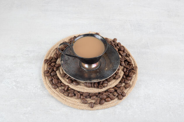 烤咖啡豆和咖啡杯放在木片上可口芳香