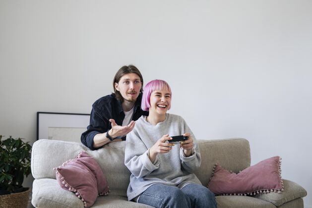 视频游戏年轻夫妇在家玩电子游戏玩家虚拟室内