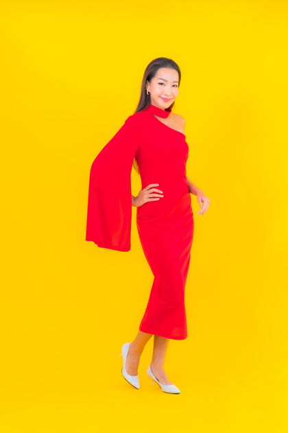 红色肖像美丽的亚洲年轻女子微笑着行动时尚卷发黄色