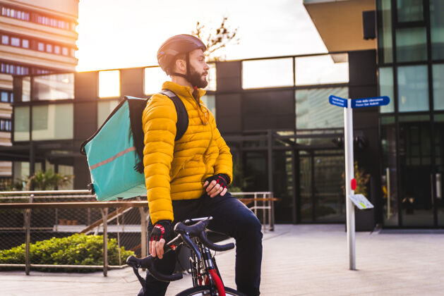 成人送菜服务 骑手用自行车送菜给客户-关于交通 送菜和技术的概念职业城市骑手