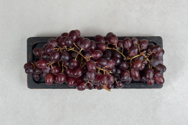 食品新鲜的红葡萄放在黑盘子里天然新鲜美味