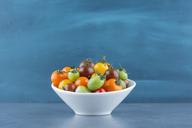 美味白碗里有一堆五颜六色的西红柿可口天然蔬菜
