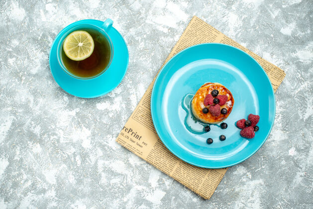 面团顶视图美味松饼与浆果和茶杯上轻表面容器浆果瓷器