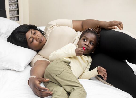 母亲床上的中枪女人和女孩父母非洲孩子