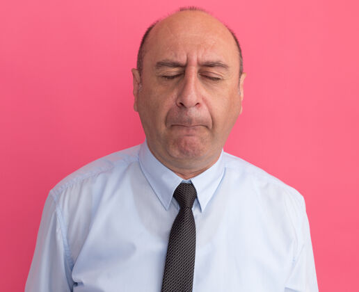 人中年男子闭着眼睛 穿着白色t恤 粉色墙上别着领带姿势人感觉