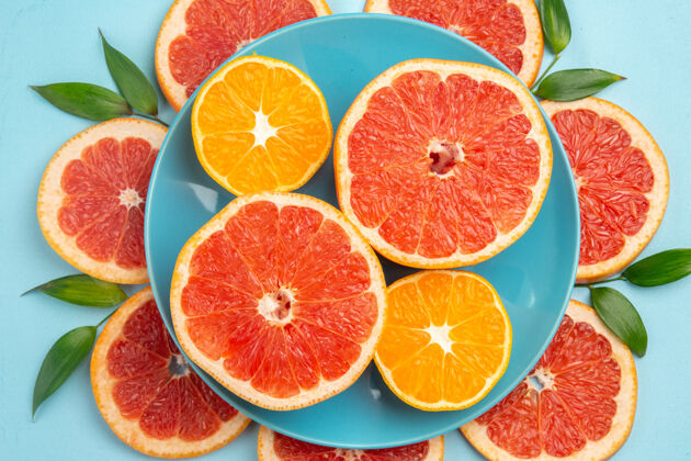 葡萄柚蓝色表面上美味的葡萄柚水果片俯视图新鲜农产品健康