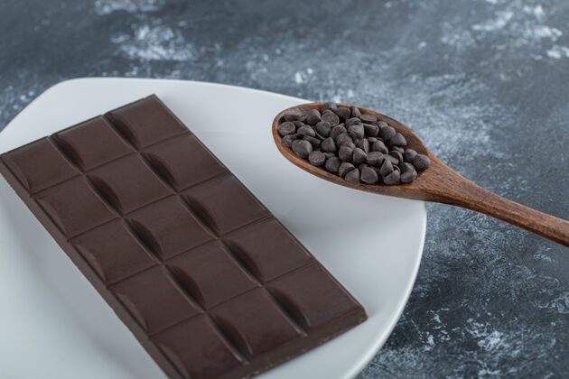 糖果一块巧克力和巧克力碎片放在大理石表面咖啡美味美食